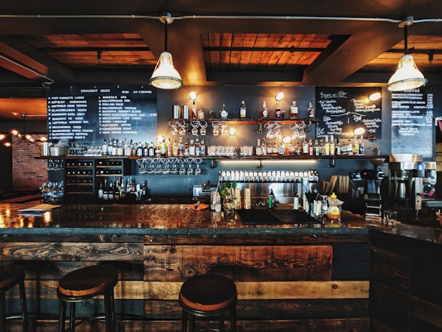 Interior de un bar y vinoteca
